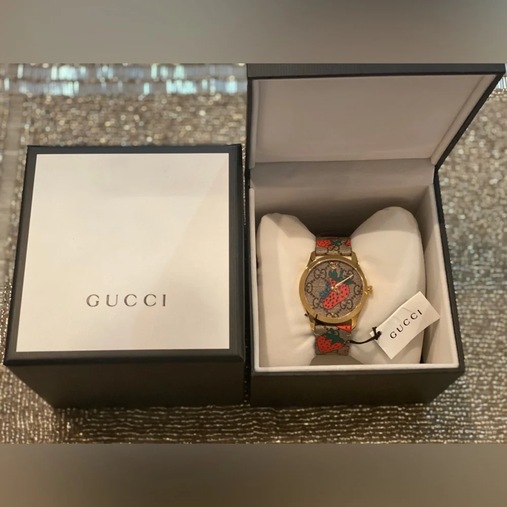 Rare Women's Swiss G-Timeless Strawberry Print Canvas Strap
Watch 38mm 🍓 - Picture 5 of 7